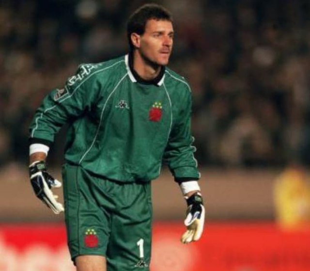 Carlos Germano em ação pelo Vasco, ídolo da década de 90 e referência quando falamos em goleiros decisivos.